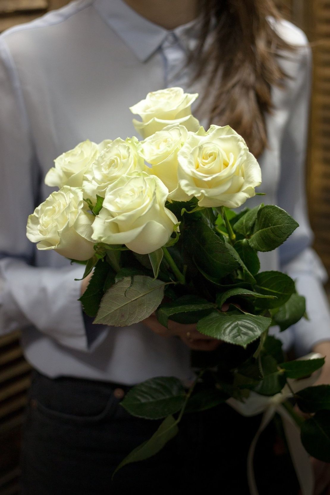 шляпная коробка с розами и гипсофилой для подарка в Сыктывкаре