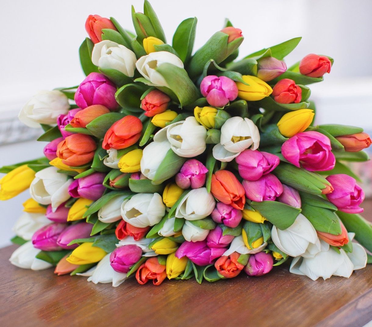 корпоративная композиция с розами и хризантемами для офиса в Сыктывкаре