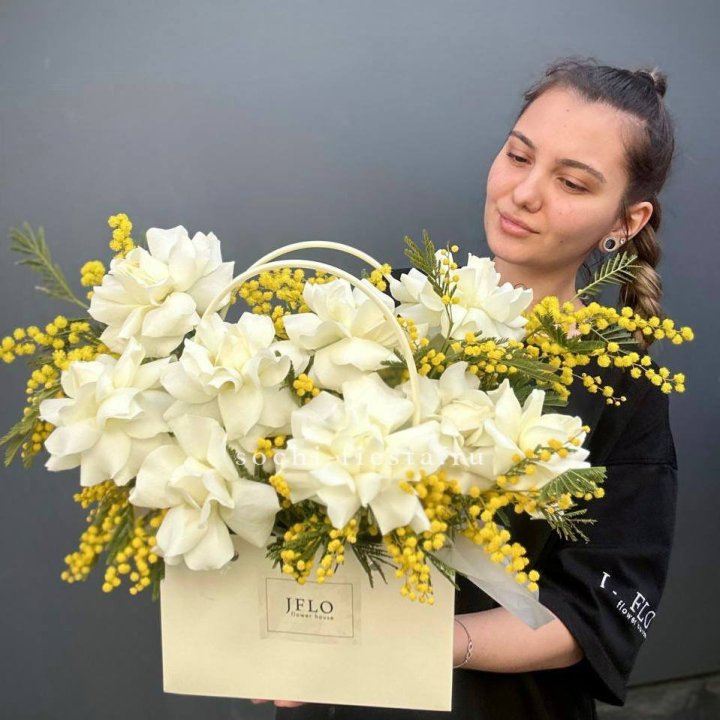 Французские Розы и мимоза  в сумочке  в Сыктывкаре