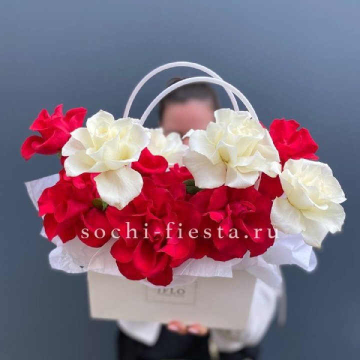 Сумочка  красных и белых роз в Сыктывкаре