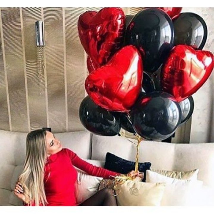 Фонтан из красных сердец с чёрными шарами  в Сыктывкаре