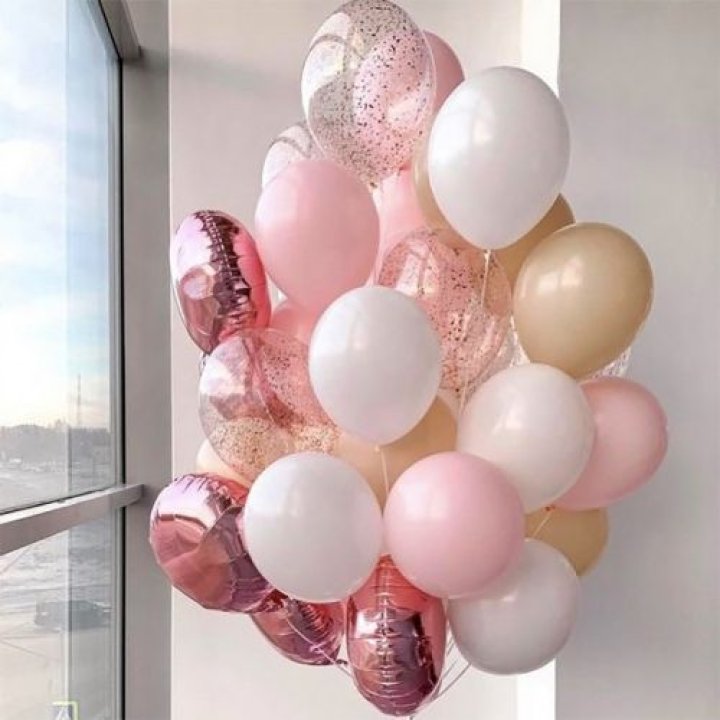 Фонтан шаров розового и белого цветов в Сыктывкаре