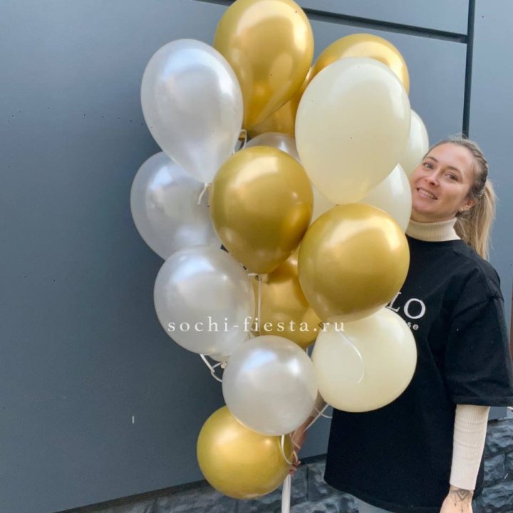 Облако шаров из белого и золотого оттенков в Сыктывкаре