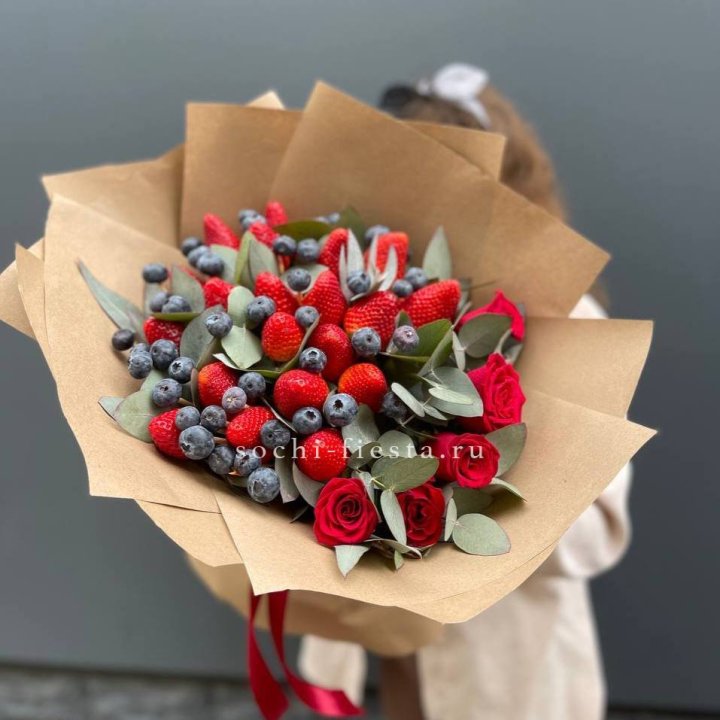 Клубника и голубика с цветами в Сыктывкаре