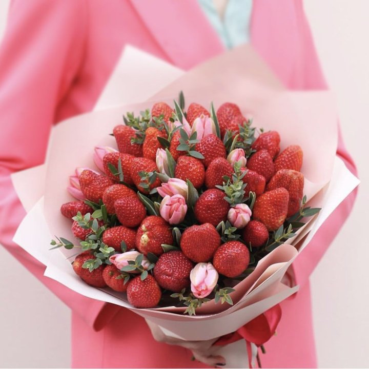 Тюльпаны и клубника в Сыктывкаре