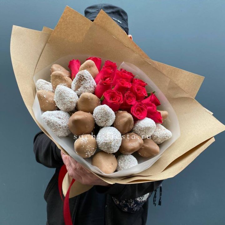 Розы и клубника в шоколаде Мерси в Сыктывкаре