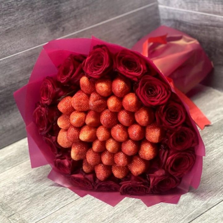 Клубничный букет с розами в Сыктывкаре