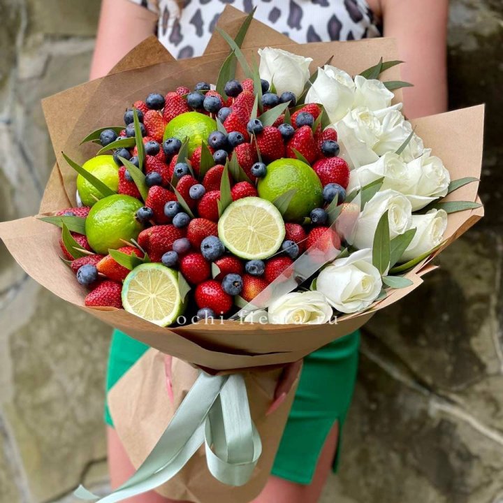 Ягодно-цитрусовый букет с розами в Сыктывкаре