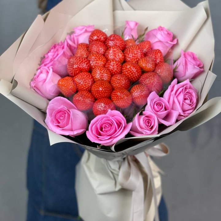 Клубника и розы в Сыктывкаре