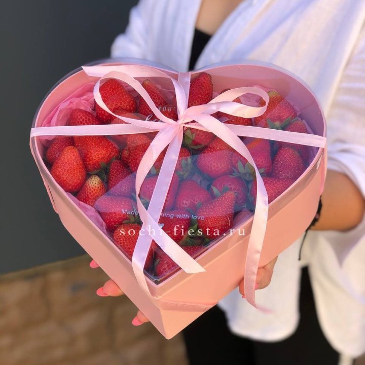 Коробочка сердце  с клубникой в Сыктывкаре
