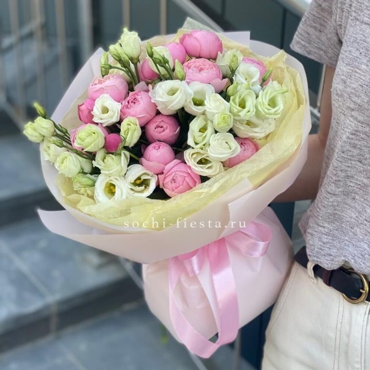 Букет кустовых роз с эустомой в Сыктывкаре