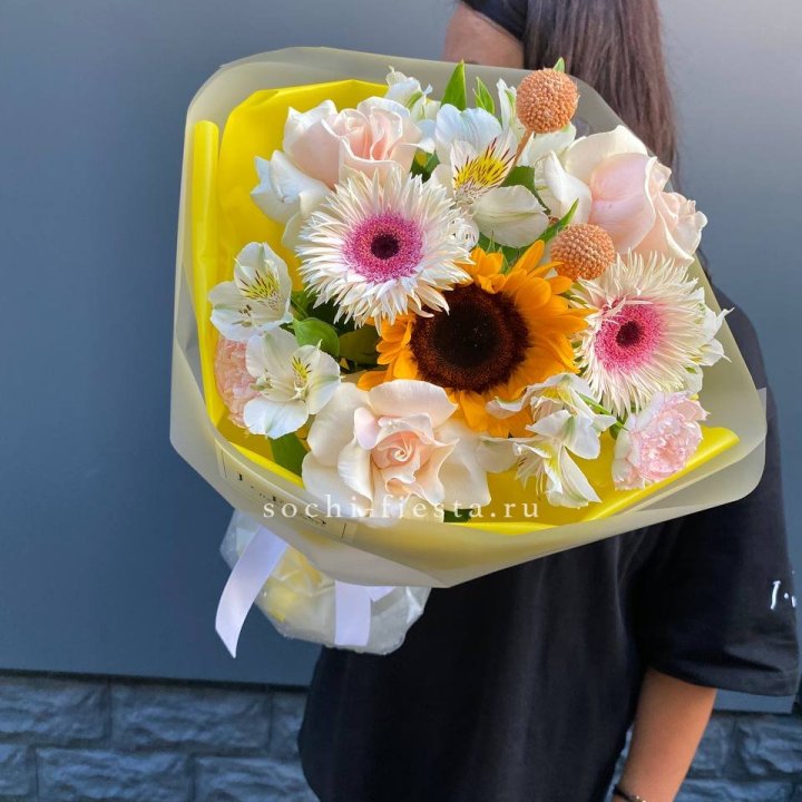 Букет с подсолнухом "Елоу" в Сыктывкаре