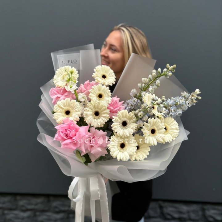 Букет роз и гербер в Сыктывкаре