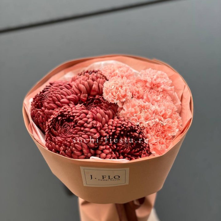 Букет хризантем и диантусов  в Сыктывкаре