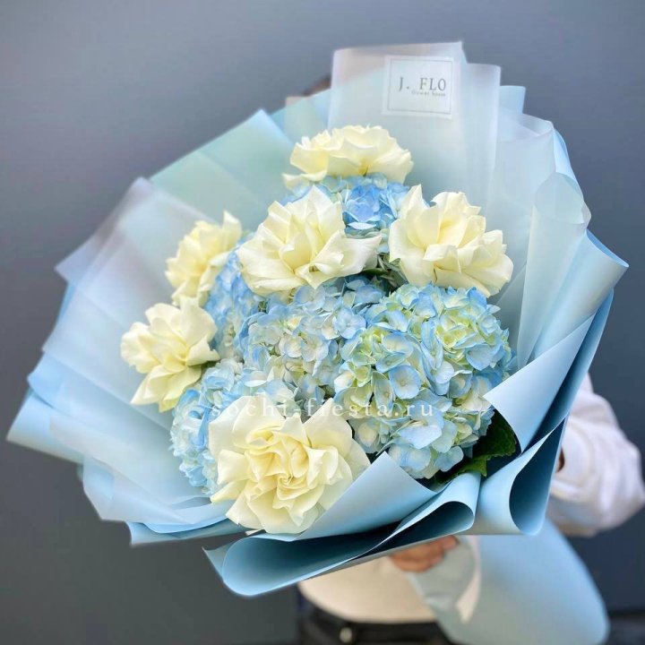  Букет из голубых гортензий и роз  в Сыктывкаре