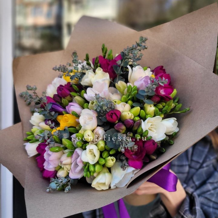 Букет фрезий "Радуга" в Сыктывкаре