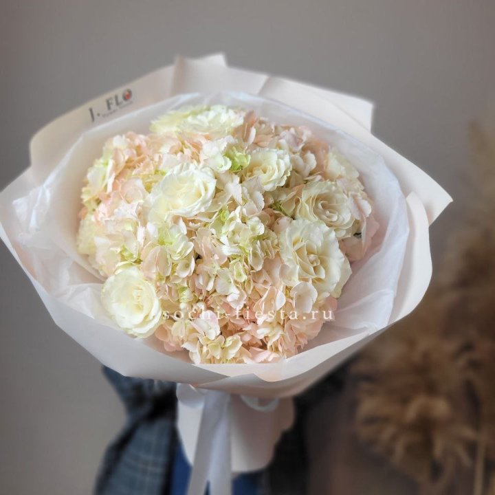  Букет гортензии и роз  в Сыктывкаре