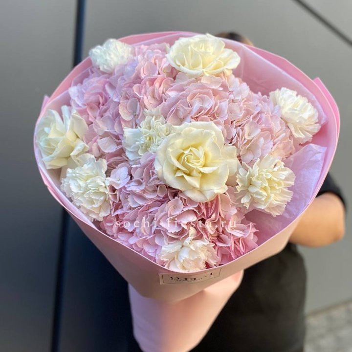  Букет гортензий и роз  в Сыктывкаре