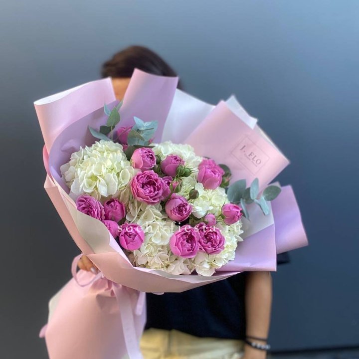 Букет белых гортензий и пионовидных роз  в Сыктывкаре