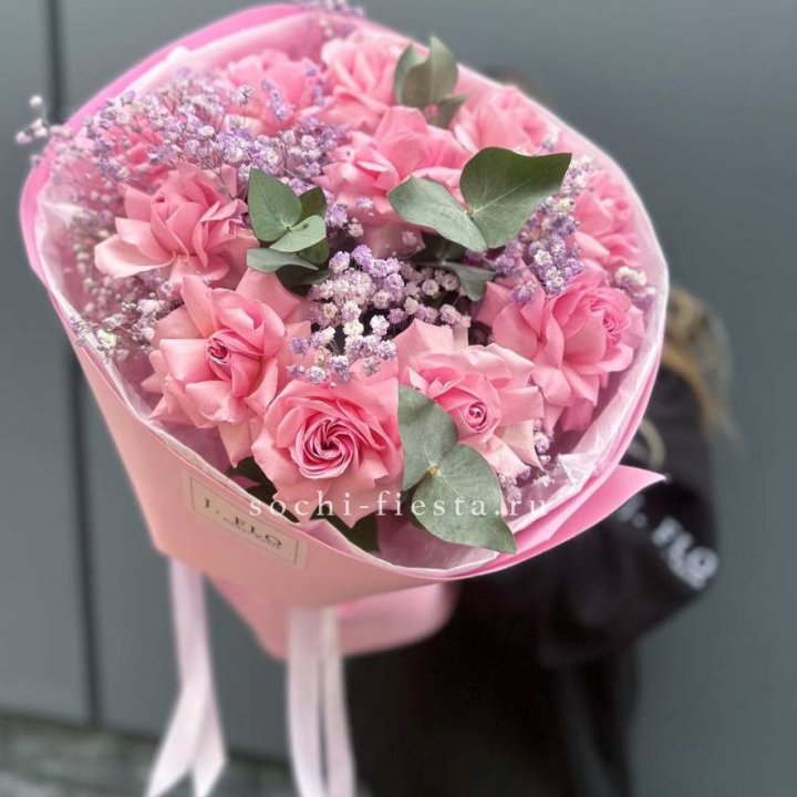 Розовые французские розы с гипсофилой в Сыктывкаре