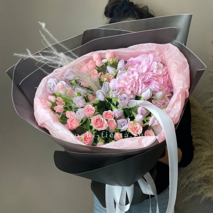  Букет гортензии и роз "Саперави" в Сыктывкаре