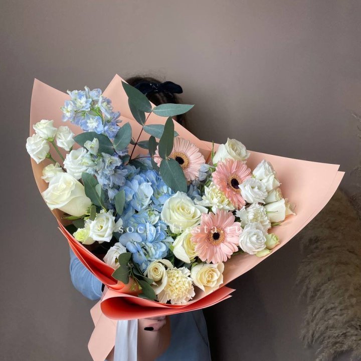  Букет гортензии и роз "Валенсия" в Сыктывкаре