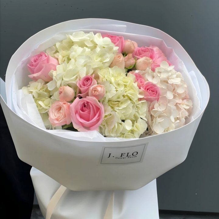  Букет гортензии и роз  "Тиамо" в Сыктывкаре