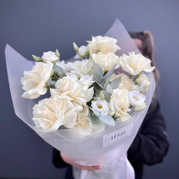 Букет французских роз и эустомы  в Сыктывкаре