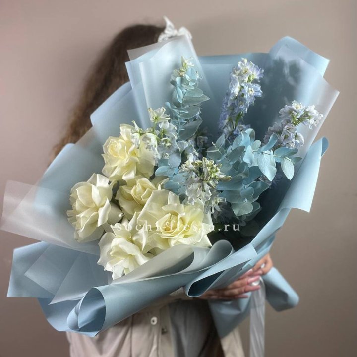 Букет из белых французских роз и дельфиниума в Сыктывкаре