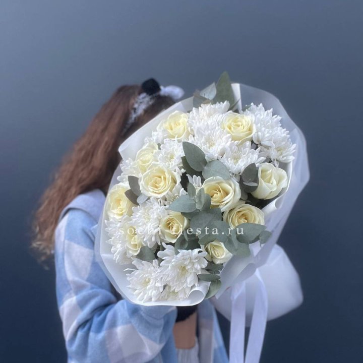  Букет белых роз с хризантемой  в Сыктывкаре