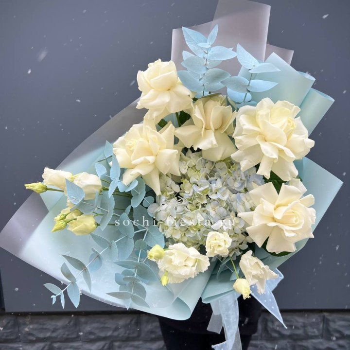 Букет с гортензией и белыми французскими розами в Сыктывкаре