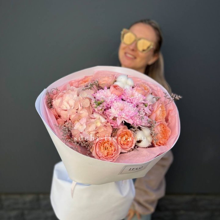 Букет гортензии и кустовых роз  в Сыктывкаре