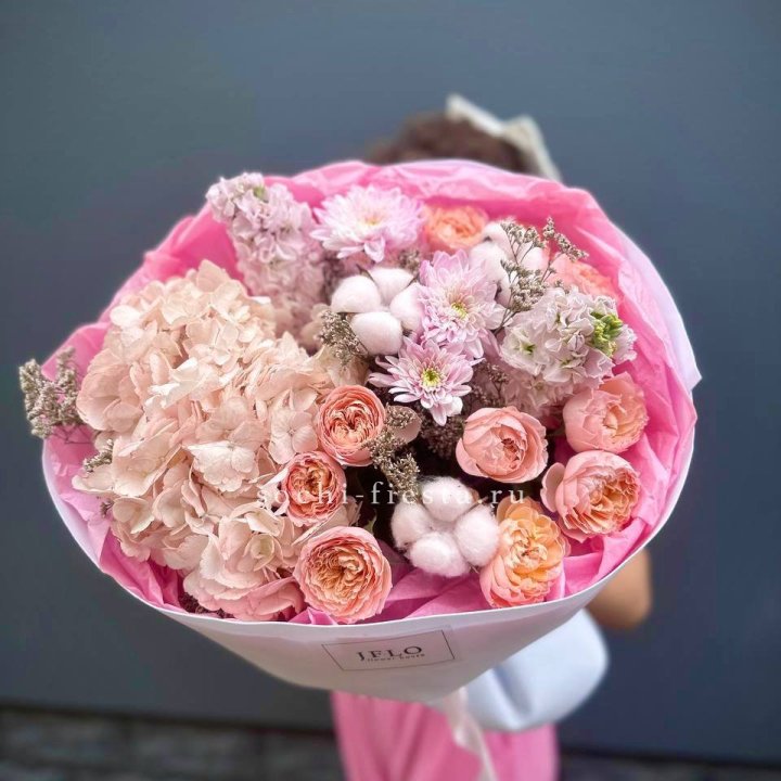 Букет гортензии и кустовых роз "Абрассо" в Сыктывкаре