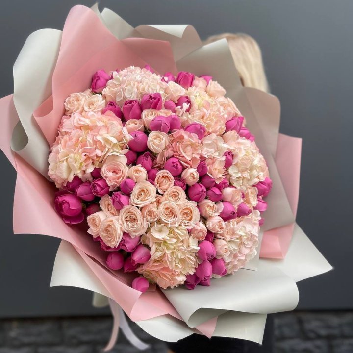 Букет кустовые розы и гортензия в Сыктывкаре