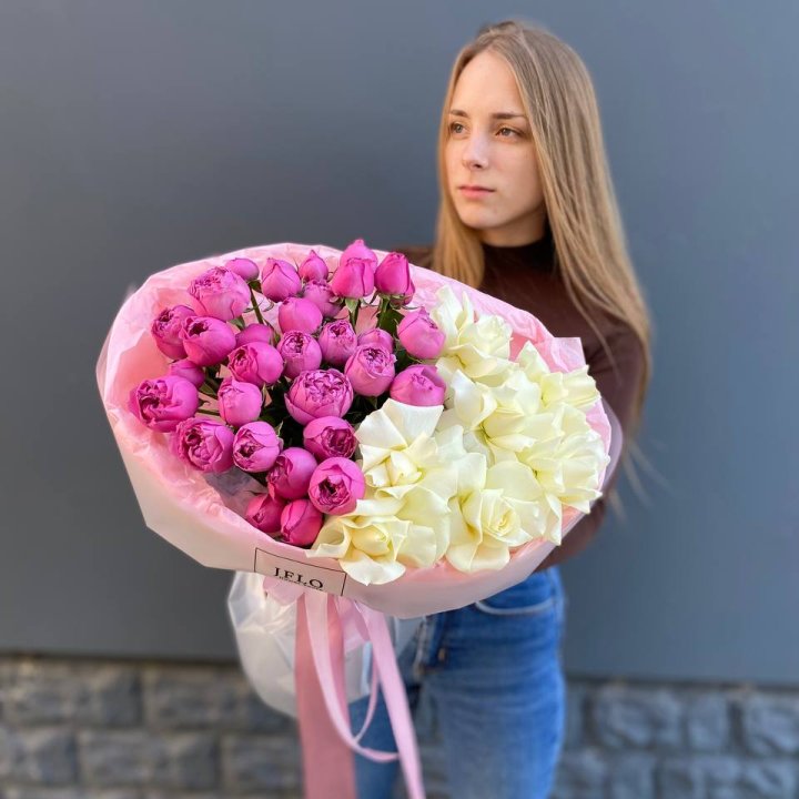 Дуо белых и кустовых роз в Сыктывкаре