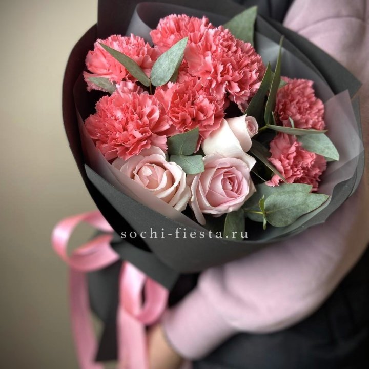 Букет из роз и диантусов "Пенелопа" в Сыктывкаре