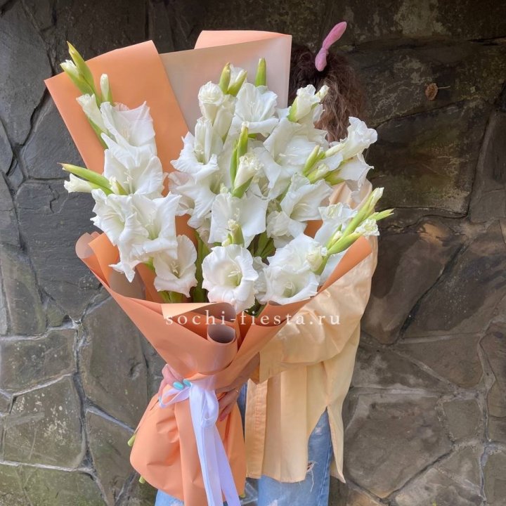 Букет белых гладиолусов  в Сыктывкаре