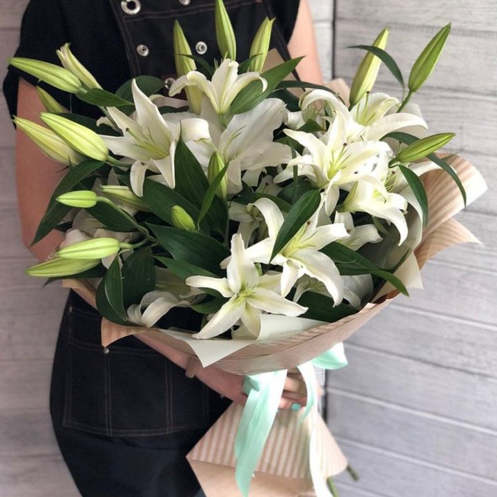 Букет белых лилий в Сыктывкаре