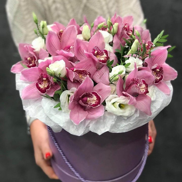 Орхидея и эустома в шляпной коробке в Сыктывкаре