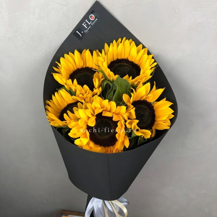 Букет из 5  подсолнухов в Сыктывкаре