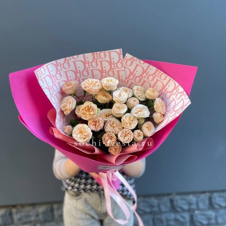 9 пионовидных роз в Сыктывкаре