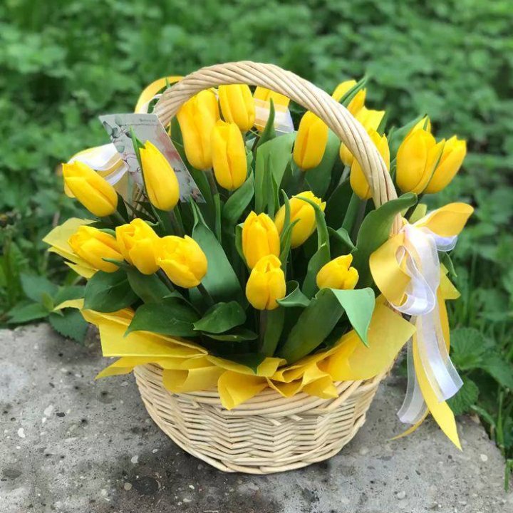 25 желтых тюльпанов в корзине в Сыктывкаре