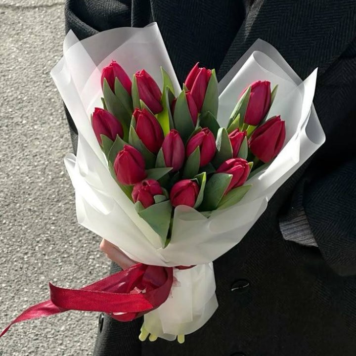 15 красных тюльпанов в Сыктывкаре