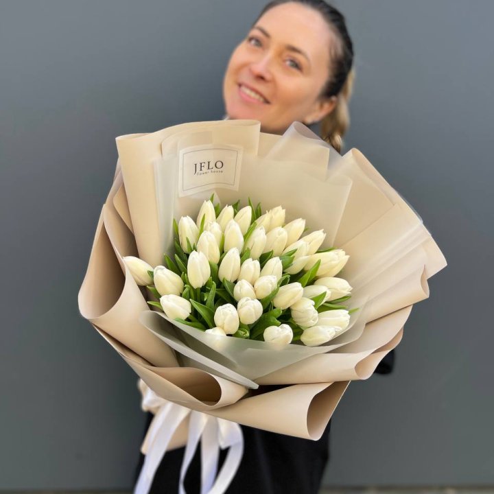 35 белых тюльпанов в Сыктывкаре