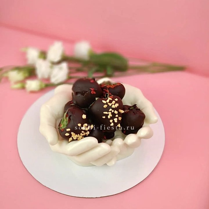 Клубника в шоколаде на шоколадных ладонях  в Сыктывкаре