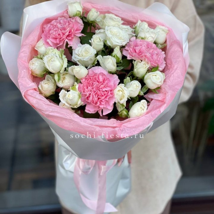 Букет розы с диантусами "Блэш" в Сыктывкаре