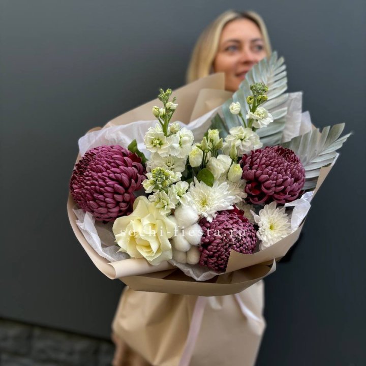 Хризантемы с маттиолой розами эустомой Чика в Сыктывкаре