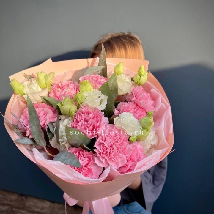 Букет гвоздик и  эустом "Сири" в Сыктывкаре