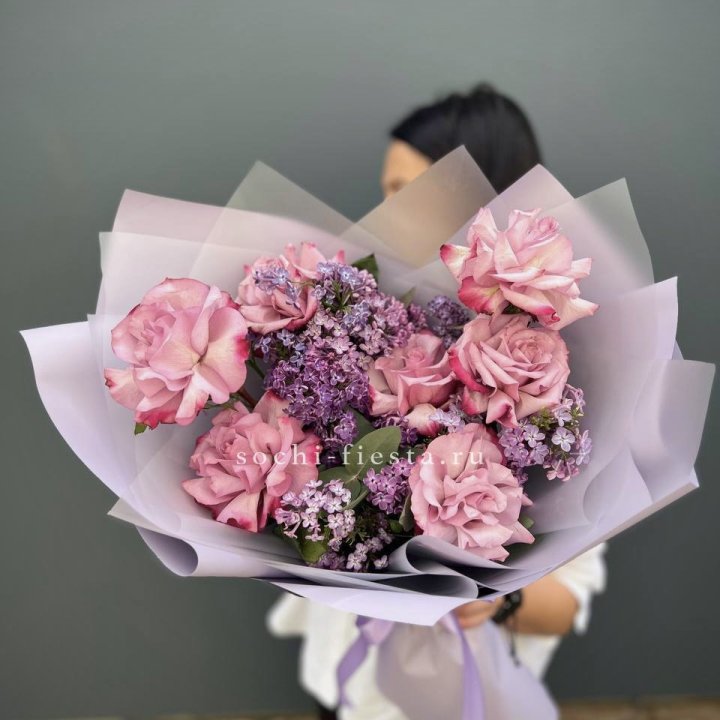 Букет из розовых роз и сирени в Сыктывкаре