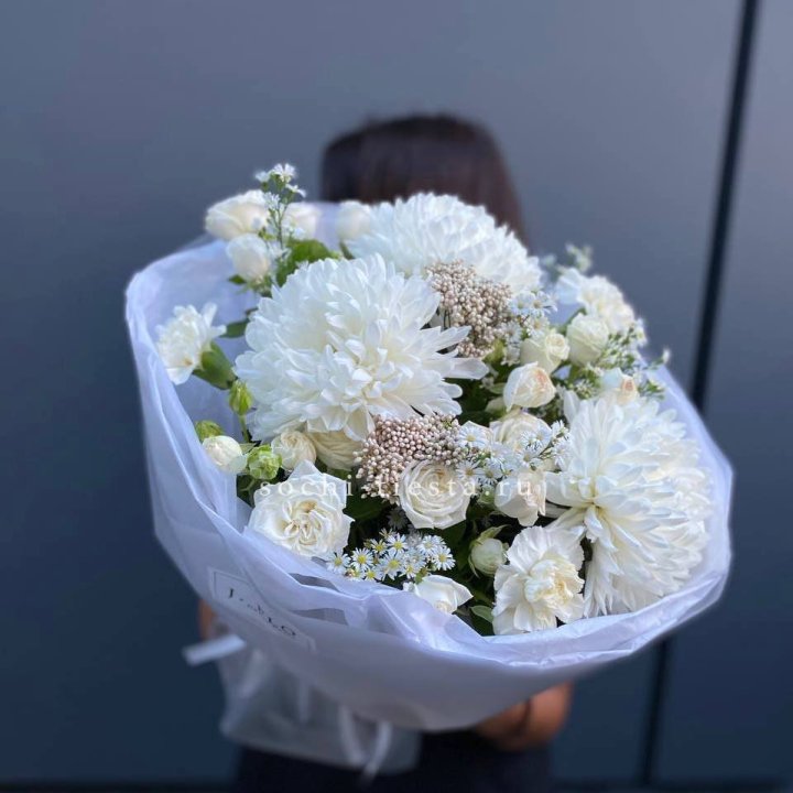 Букет хризантем и роз вайт шотс в Сыктывкаре